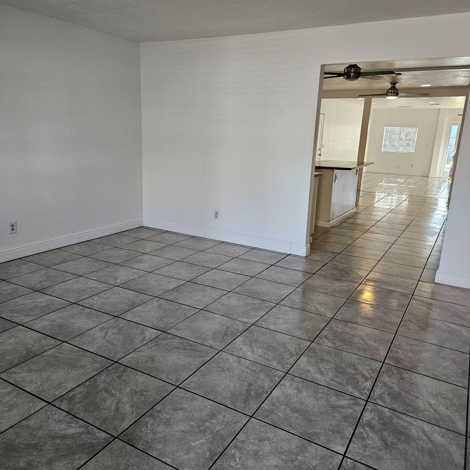 Detail Gallery Image 4 of 36 For 1548 Carpenter Rd, Stockton,  CA 95206 - 4 Beds | 2/1 Baths