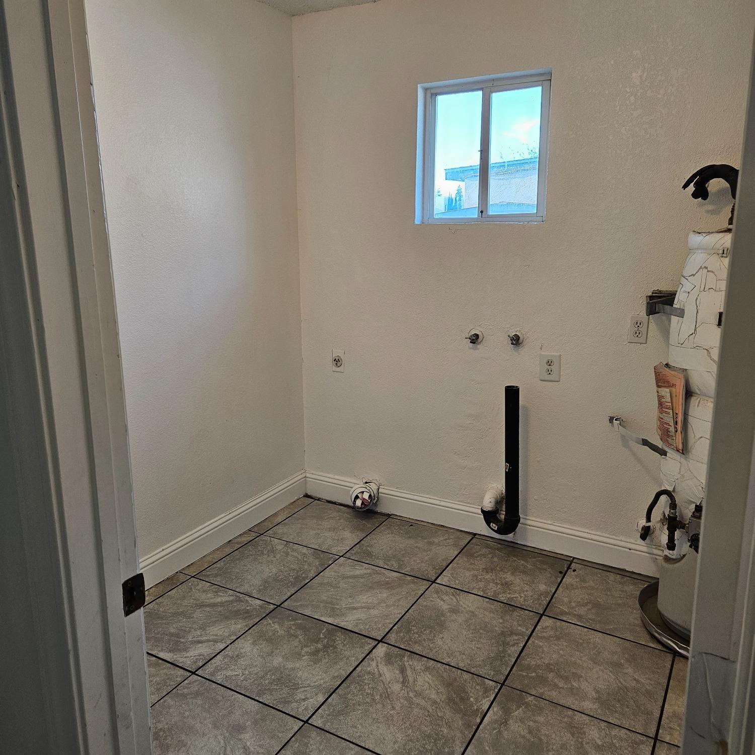 Detail Gallery Image 11 of 36 For 1548 Carpenter Rd, Stockton,  CA 95206 - 4 Beds | 2/1 Baths