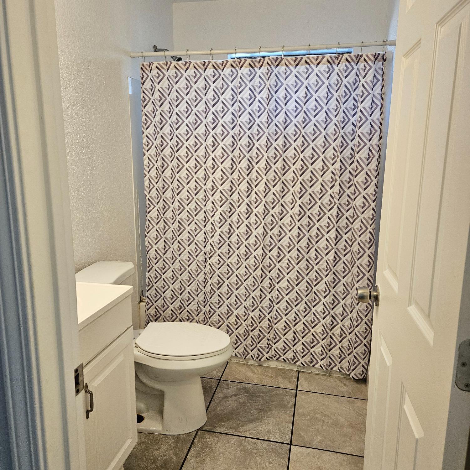 Detail Gallery Image 9 of 36 For 1548 Carpenter Rd, Stockton,  CA 95206 - 4 Beds | 2/1 Baths