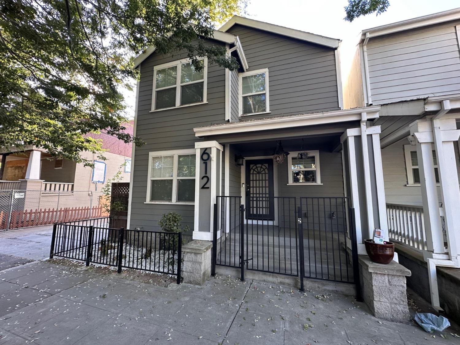 Detail Gallery Image 1 of 1 For 612 13th St, Sacramento,  CA 95814 - 2 Beds | 2/1 Baths