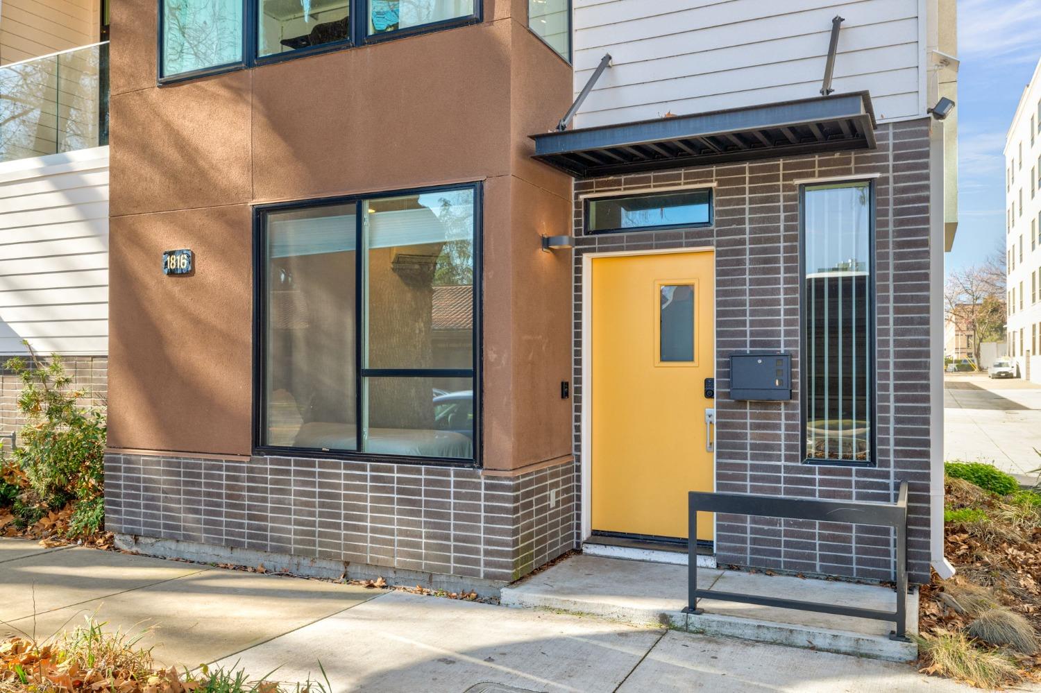 Detail Gallery Image 6 of 53 For 1816 5th St, Sacramento,  CA 95811 - 3 Beds | 2/1 Baths