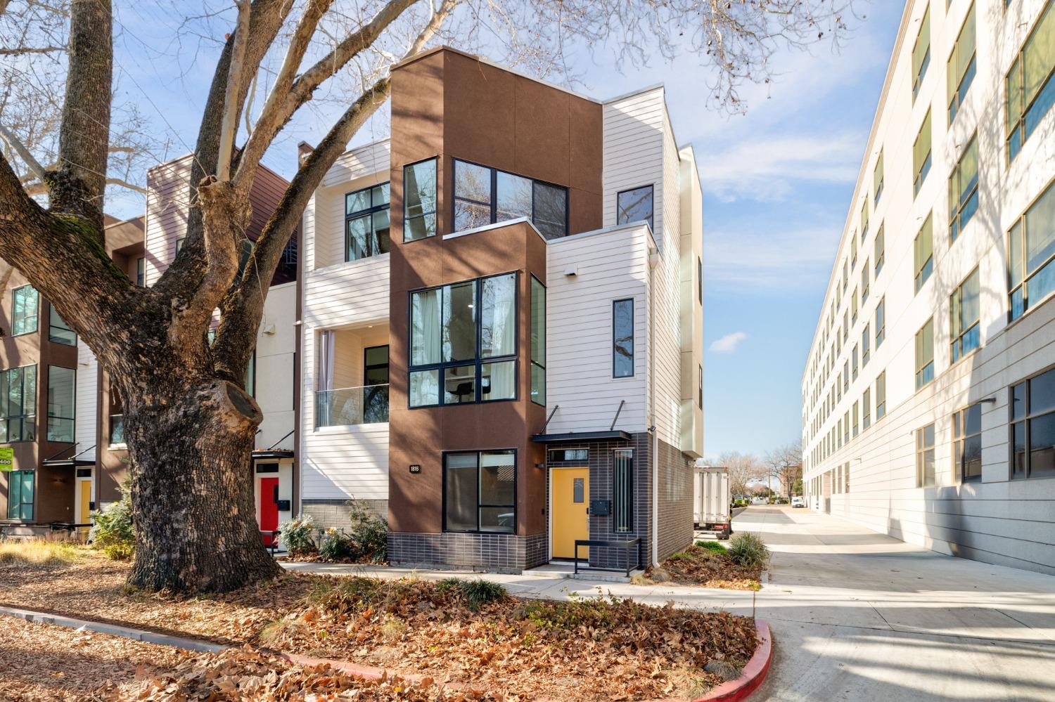 Detail Gallery Image 4 of 53 For 1816 5th St, Sacramento,  CA 95811 - 3 Beds | 2/1 Baths