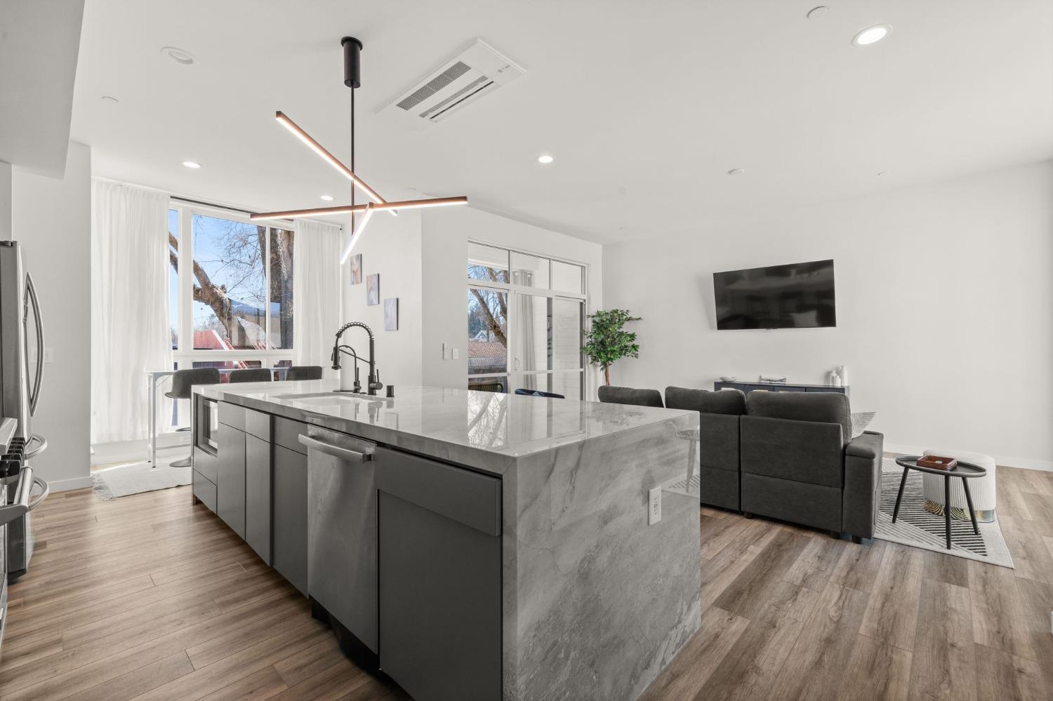 Detail Gallery Image 13 of 53 For 1816 5th St, Sacramento,  CA 95811 - 3 Beds | 2/1 Baths