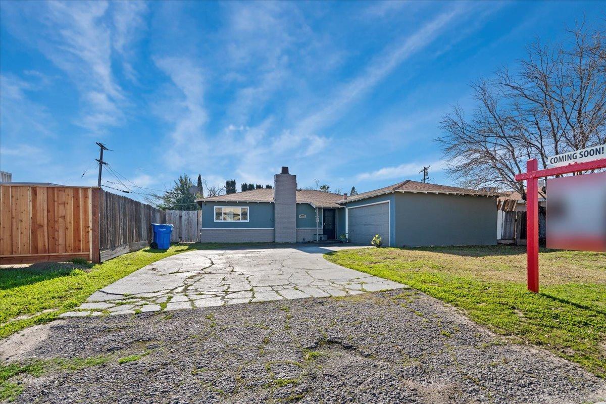 Detail Gallery Image 3 of 25 For 2004 Blue Gum Ave, Modesto,  CA 95358 - 3 Beds | 1 Baths