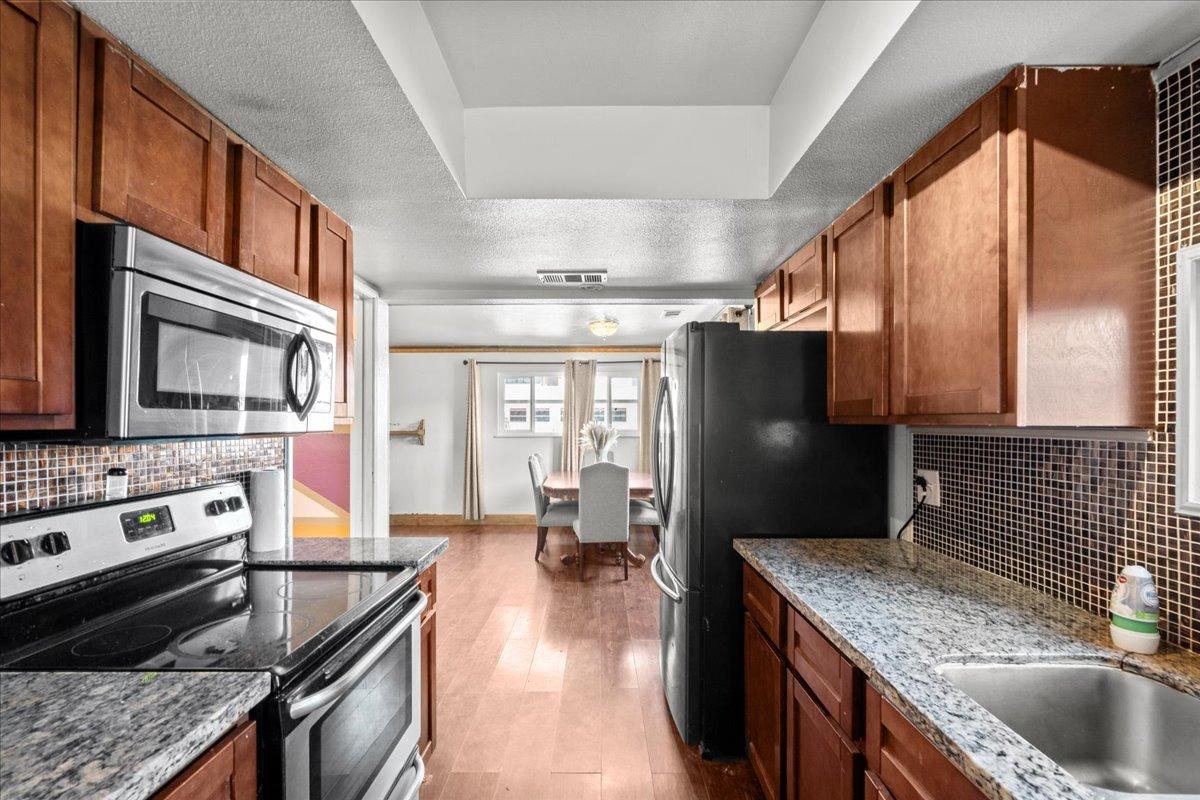 Detail Gallery Image 8 of 25 For 2004 Blue Gum Ave, Modesto,  CA 95358 - 3 Beds | 1 Baths