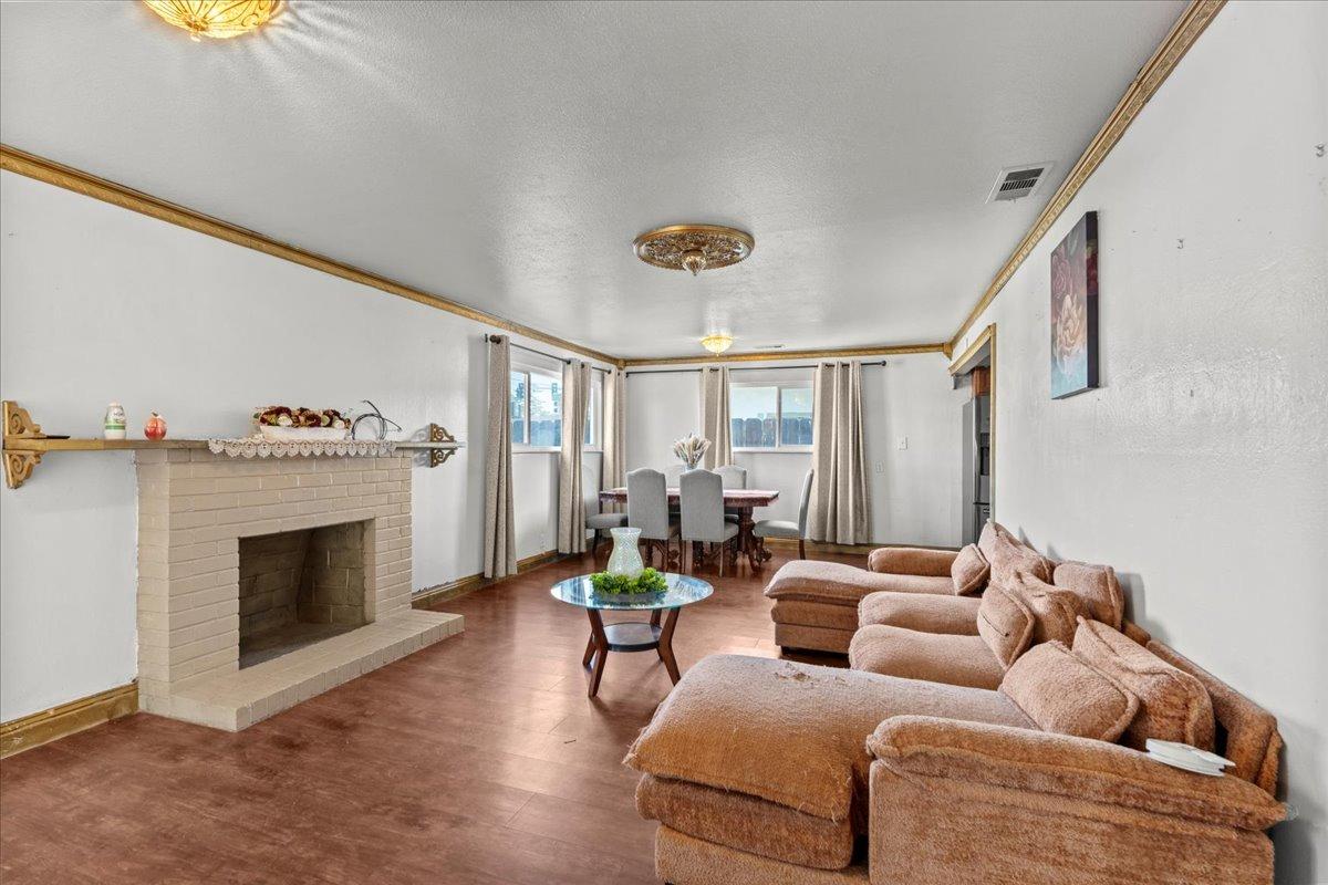 Detail Gallery Image 6 of 25 For 2004 Blue Gum Ave, Modesto,  CA 95358 - 3 Beds | 1 Baths
