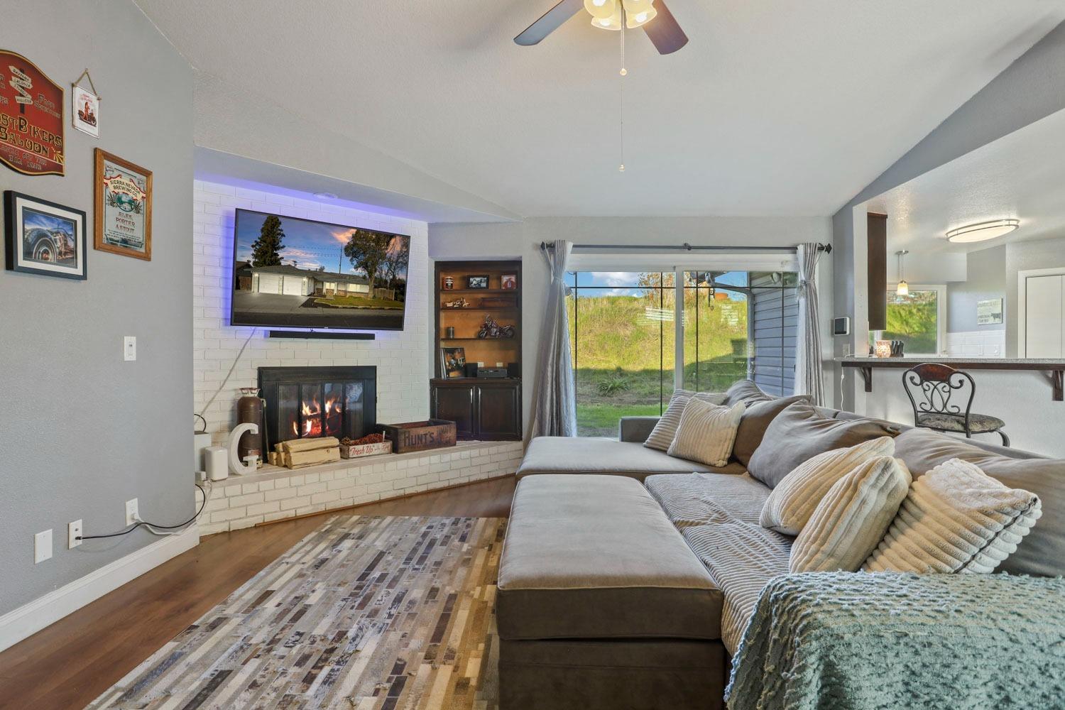 Detail Gallery Image 3 of 42 For 818 Foxfire Dr, Manteca,  CA 95337 - 3 Beds | 2 Baths