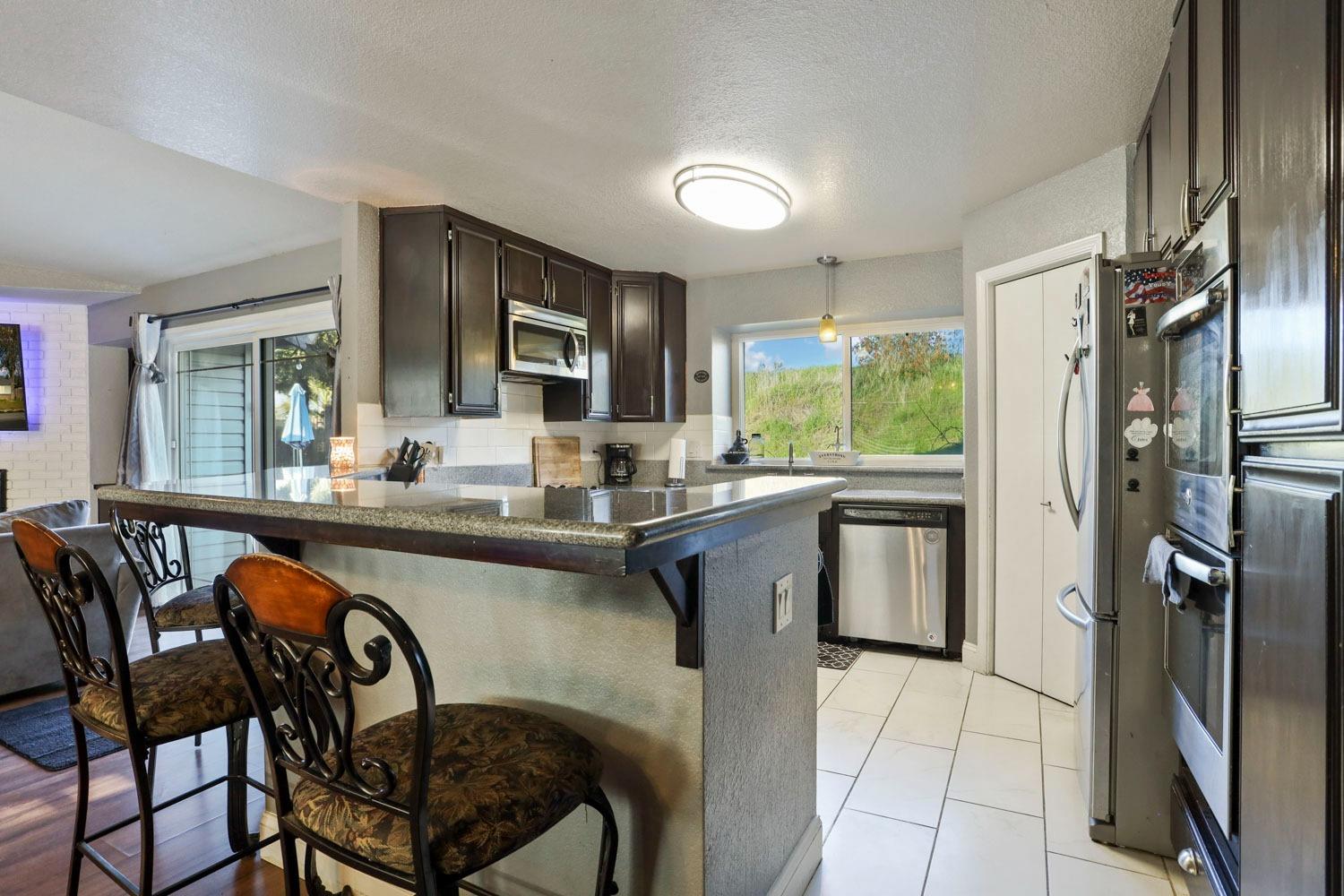 Detail Gallery Image 2 of 42 For 818 Foxfire Dr, Manteca,  CA 95337 - 3 Beds | 2 Baths