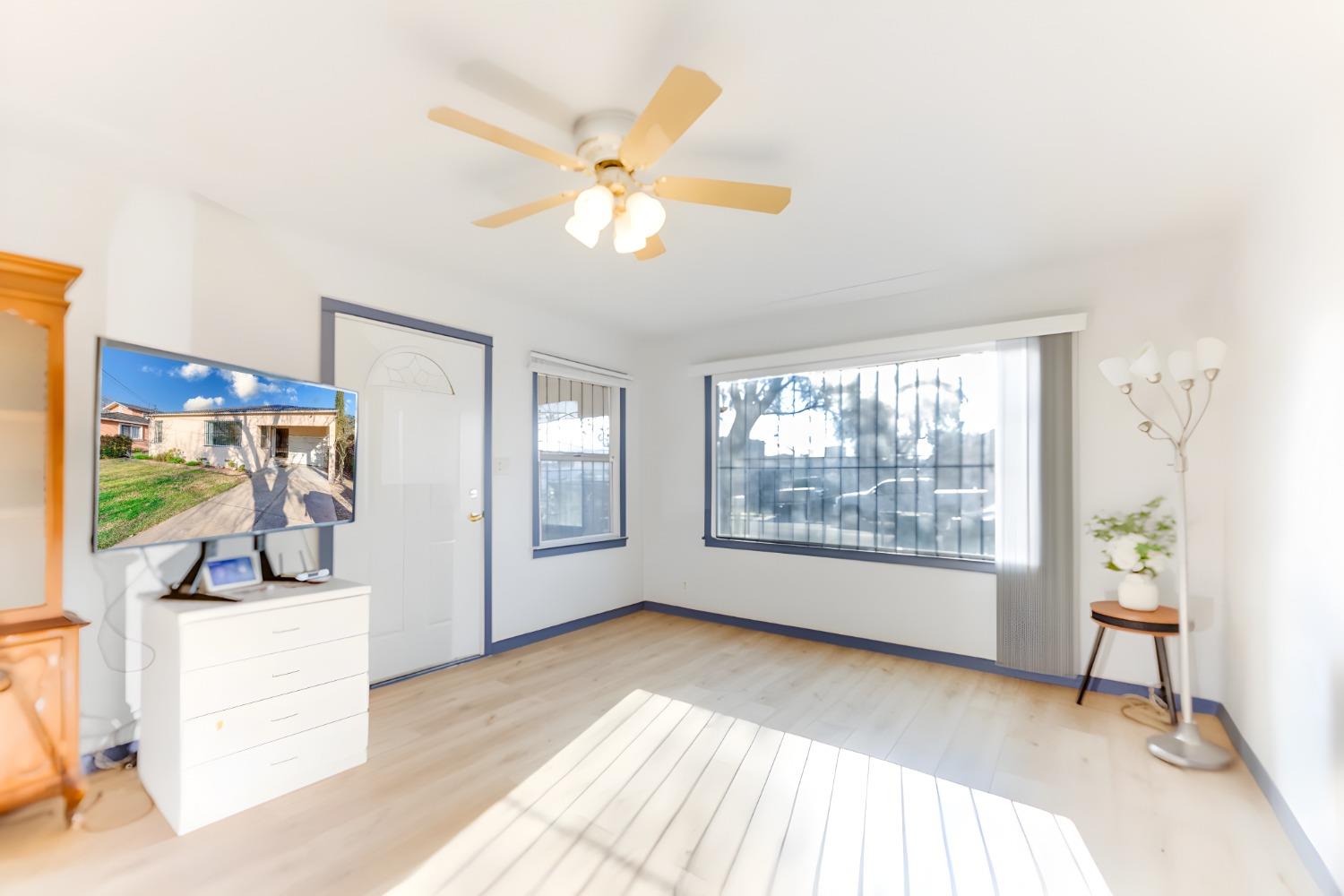 Detail Gallery Image 4 of 16 For 2371 E Lindsay, Stockton,  CA 95205 - 2 Beds | 1 Baths