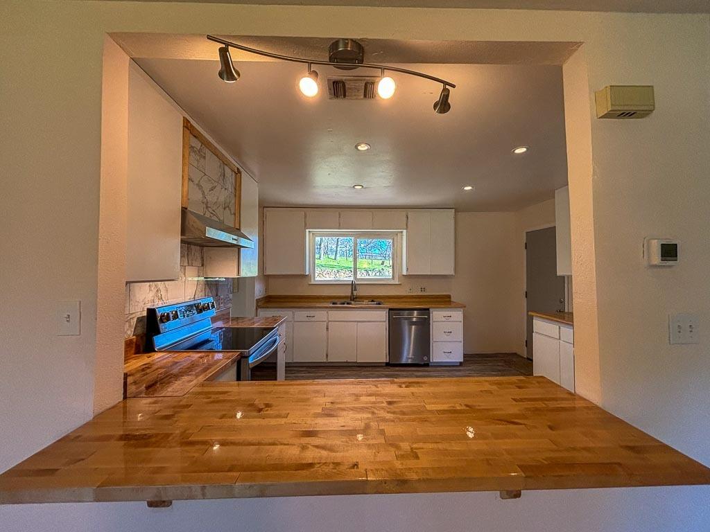 Detail Gallery Image 9 of 79 For 5421 Meadow Croft Ln, Pilot Hill,  CA 95664 - 3 Beds | 2/1 Baths
