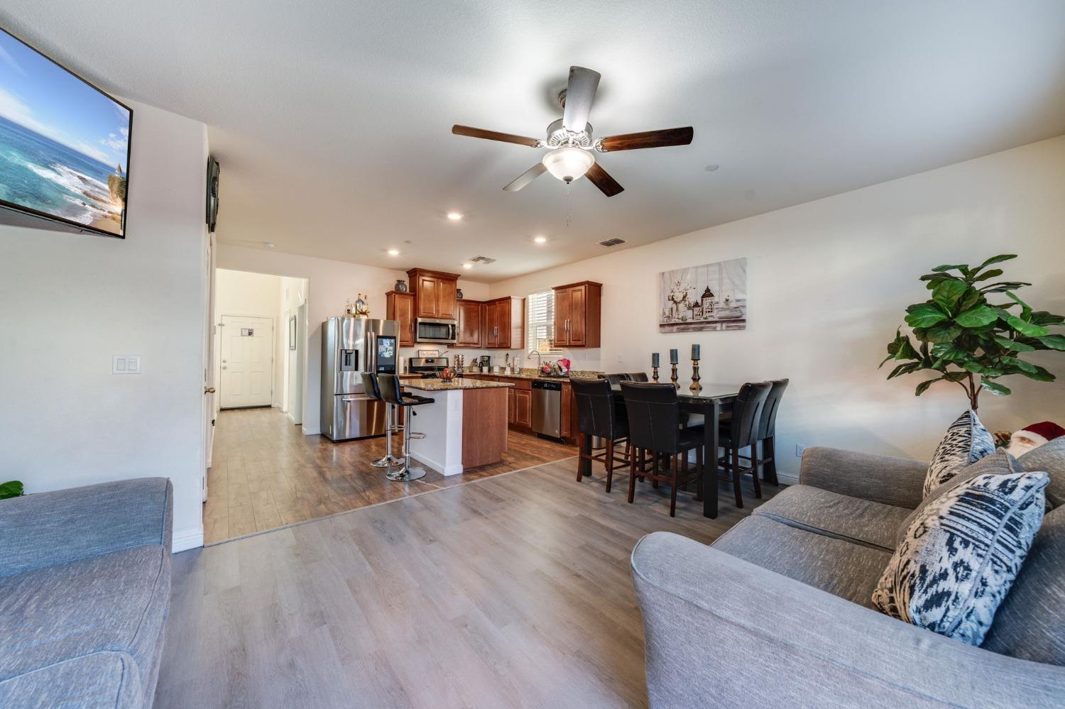 Detail Gallery Image 5 of 34 For 725 Sandstone Dr, Stockton,  CA 95206 - 3 Beds | 3 Baths