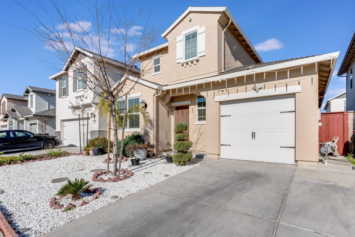 Detail Gallery Image 2 of 34 For 725 Sandstone Dr, Stockton,  CA 95206 - 3 Beds | 3 Baths