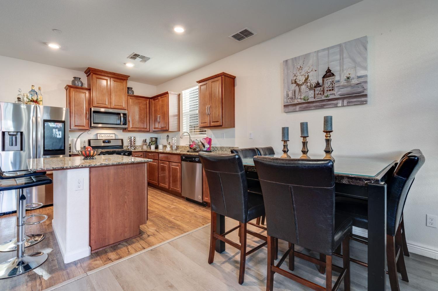 Detail Gallery Image 9 of 34 For 725 Sandstone Dr, Stockton,  CA 95206 - 3 Beds | 3 Baths