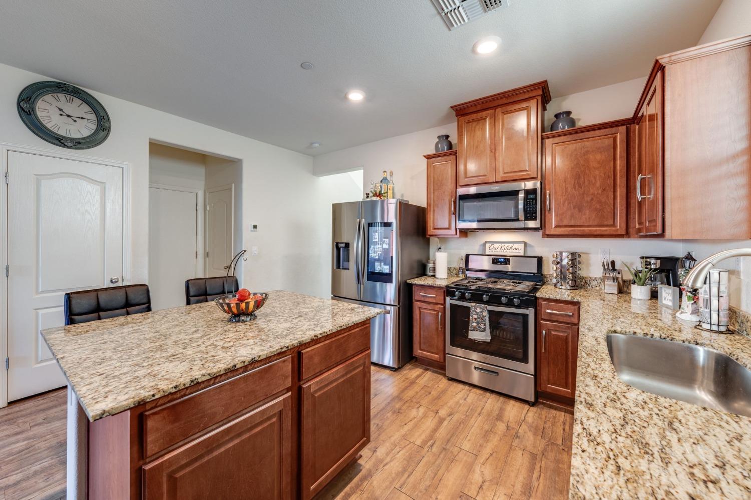 Detail Gallery Image 11 of 34 For 725 Sandstone Dr, Stockton,  CA 95206 - 3 Beds | 3 Baths