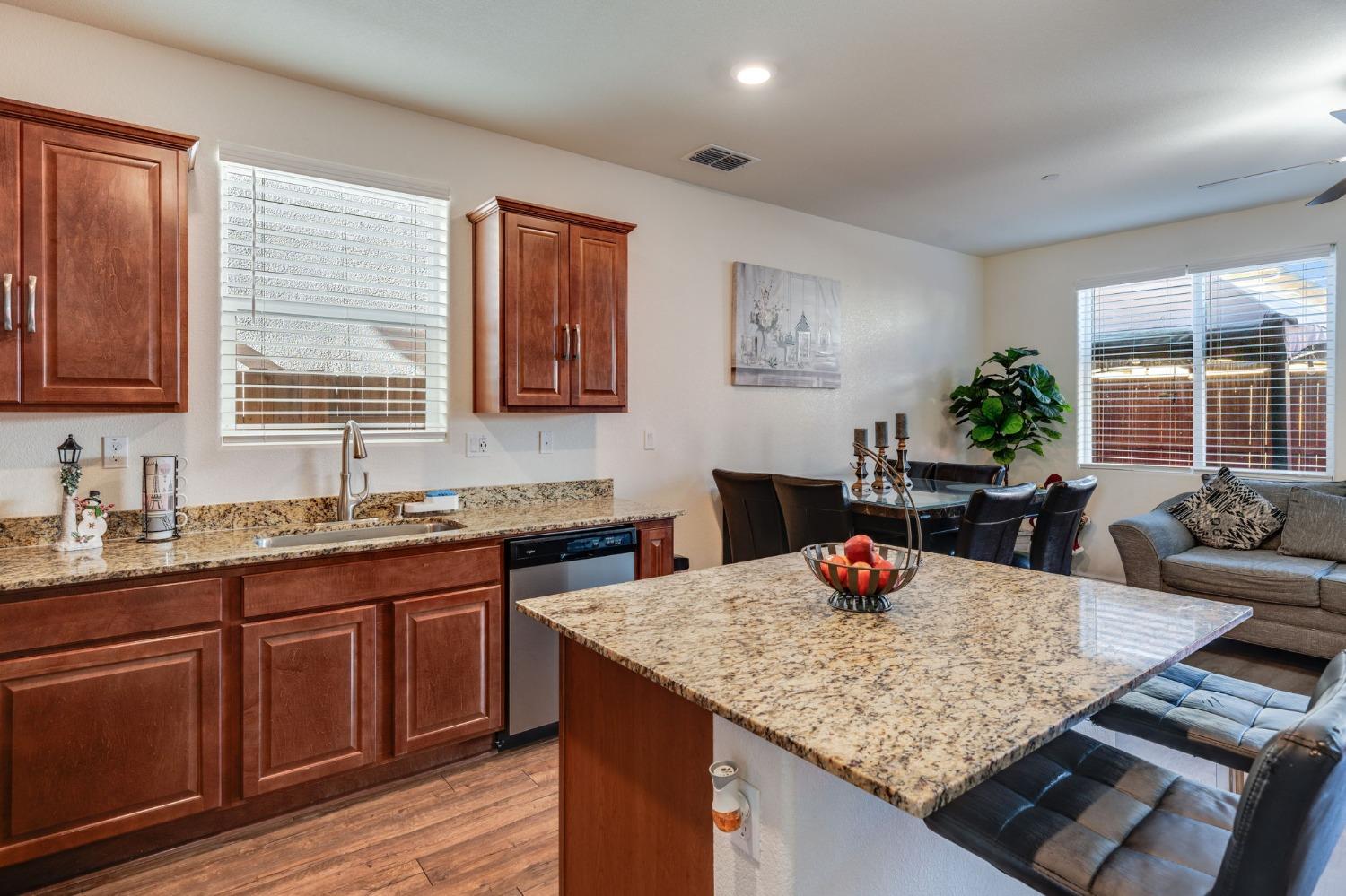 Detail Gallery Image 12 of 34 For 725 Sandstone Dr, Stockton,  CA 95206 - 3 Beds | 3 Baths