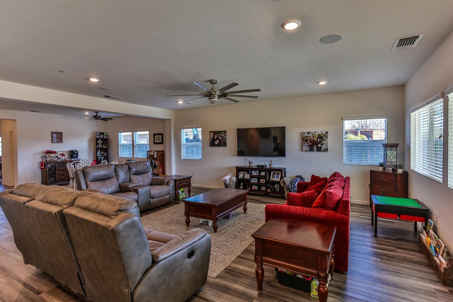Detail Gallery Image 11 of 55 For 2008 Ellesworth Ct, Plumas Lake,  CA 95961 - 5 Beds | 3 Baths