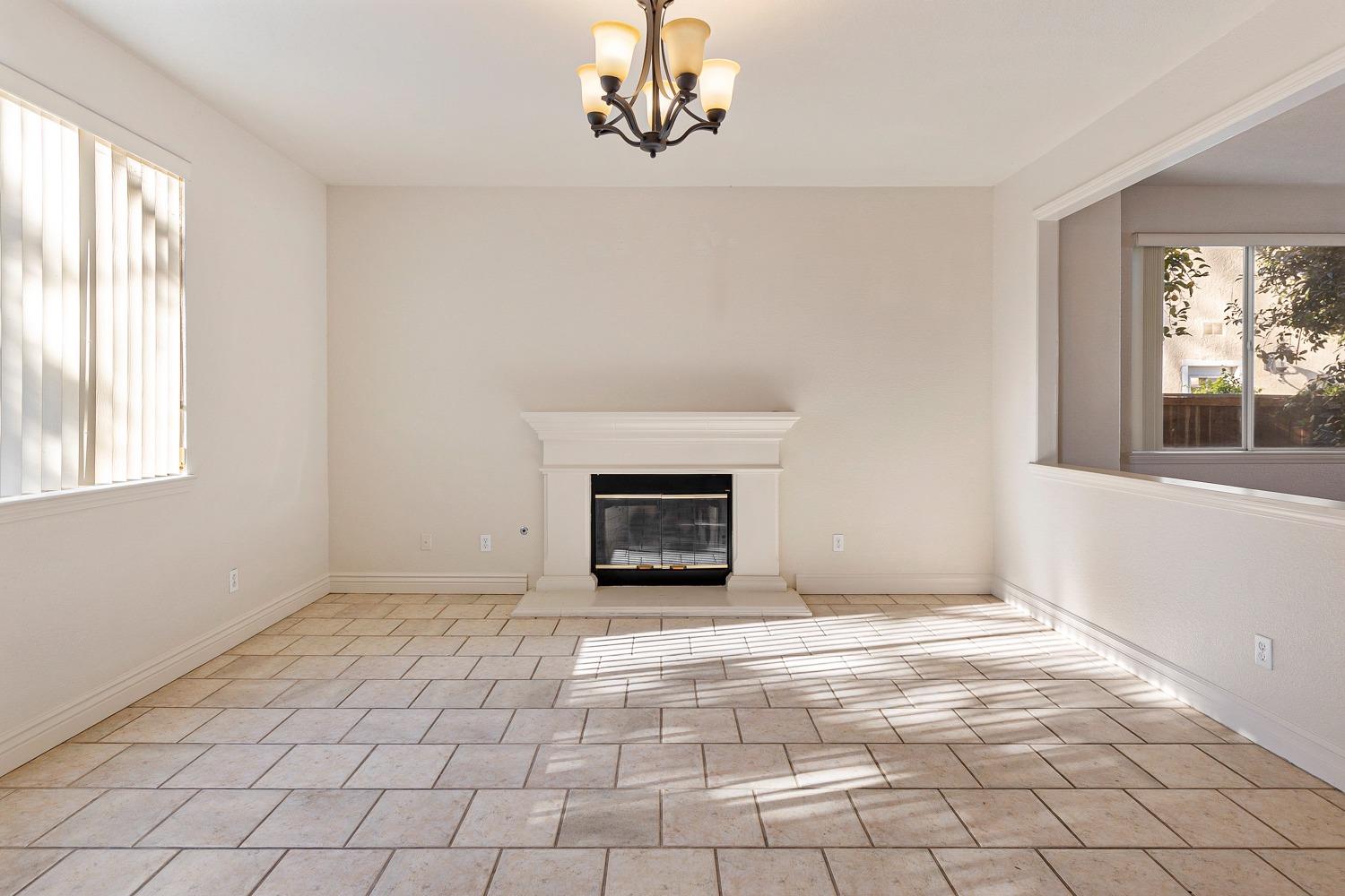 Detail Gallery Image 7 of 37 For 6541 Brook Hollow Circle, Stockton,  CA 95219 - 5 Beds | 3/1 Baths