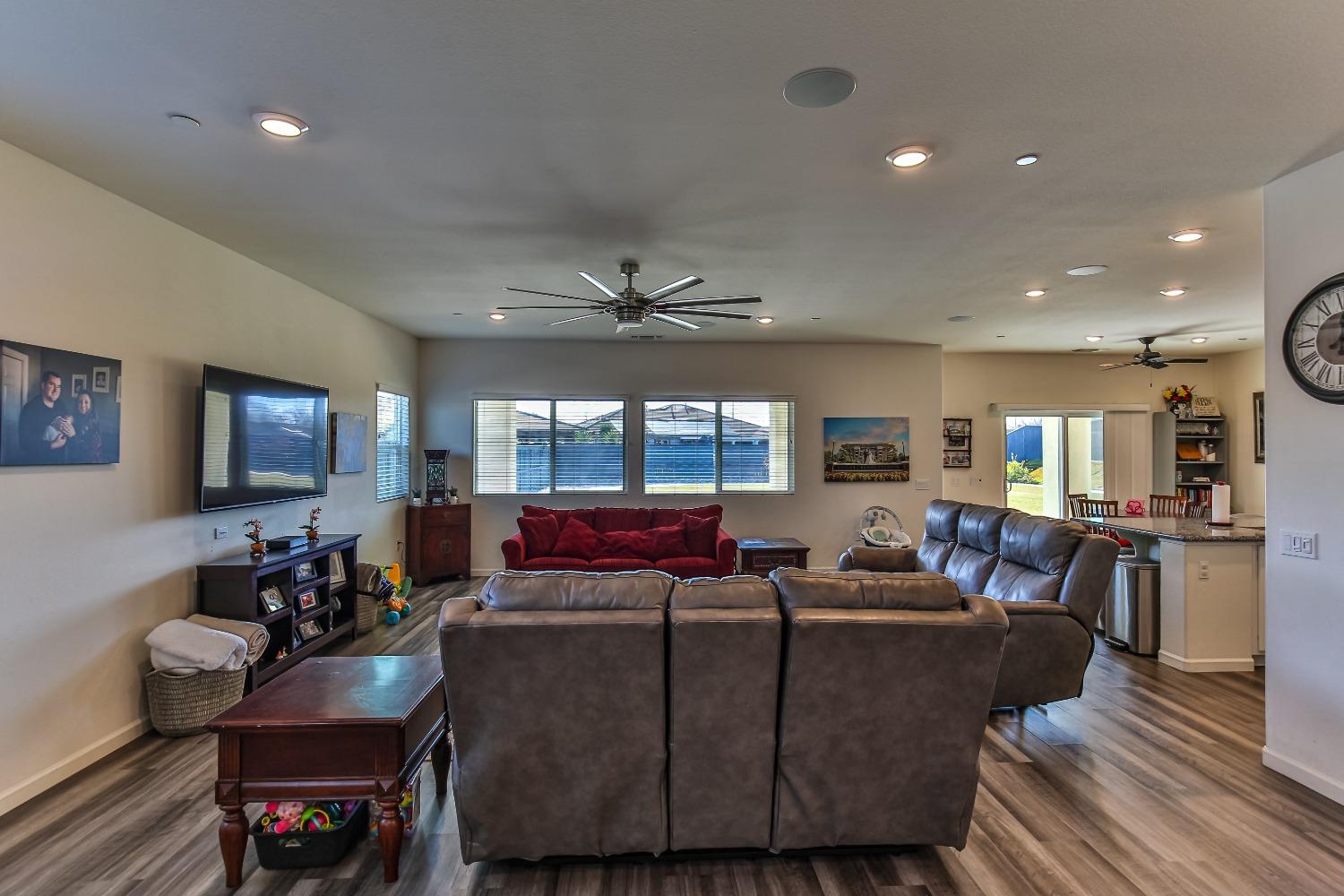Detail Gallery Image 12 of 55 For 2008 Ellesworth Ct, Plumas Lake,  CA 95961 - 5 Beds | 3 Baths