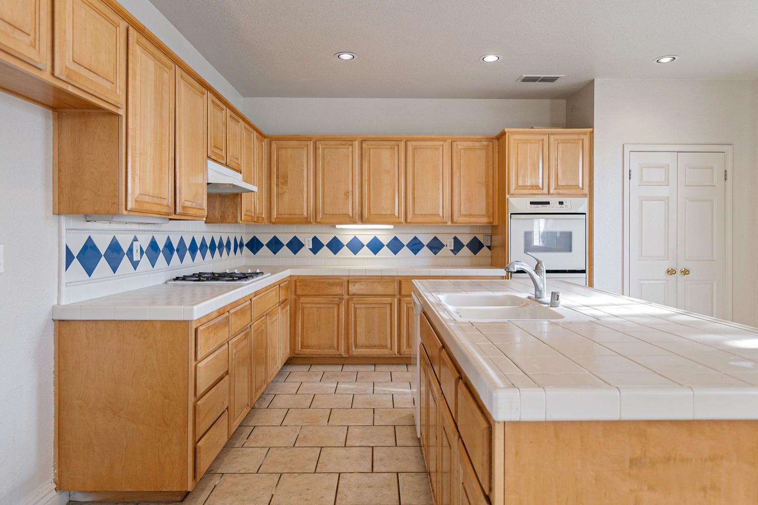 Detail Gallery Image 10 of 37 For 6541 Brook Hollow Circle, Stockton,  CA 95219 - 5 Beds | 3/1 Baths