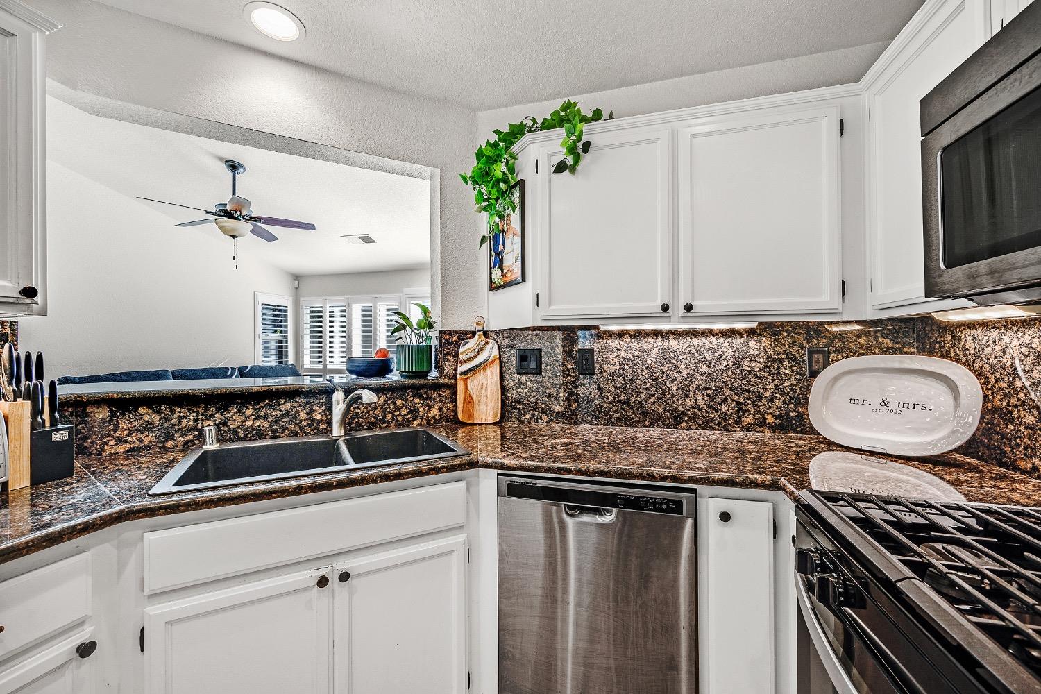 Detail Gallery Image 13 of 53 For 3646 Whispering Creek Cir, Stockton,  CA 95219 - 3 Beds | 2 Baths
