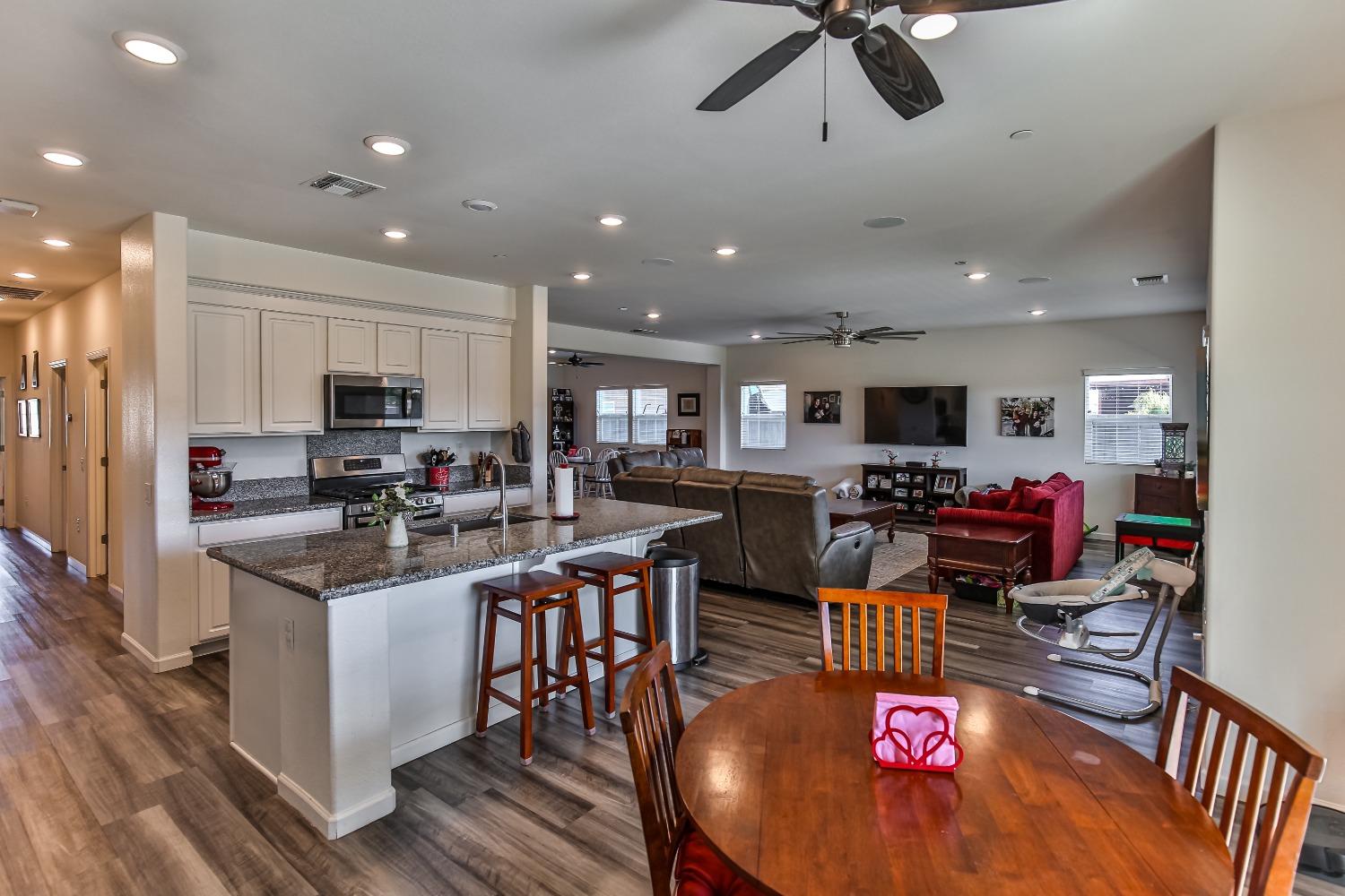 Detail Gallery Image 19 of 55 For 2008 Ellesworth Ct, Plumas Lake,  CA 95961 - 5 Beds | 3 Baths