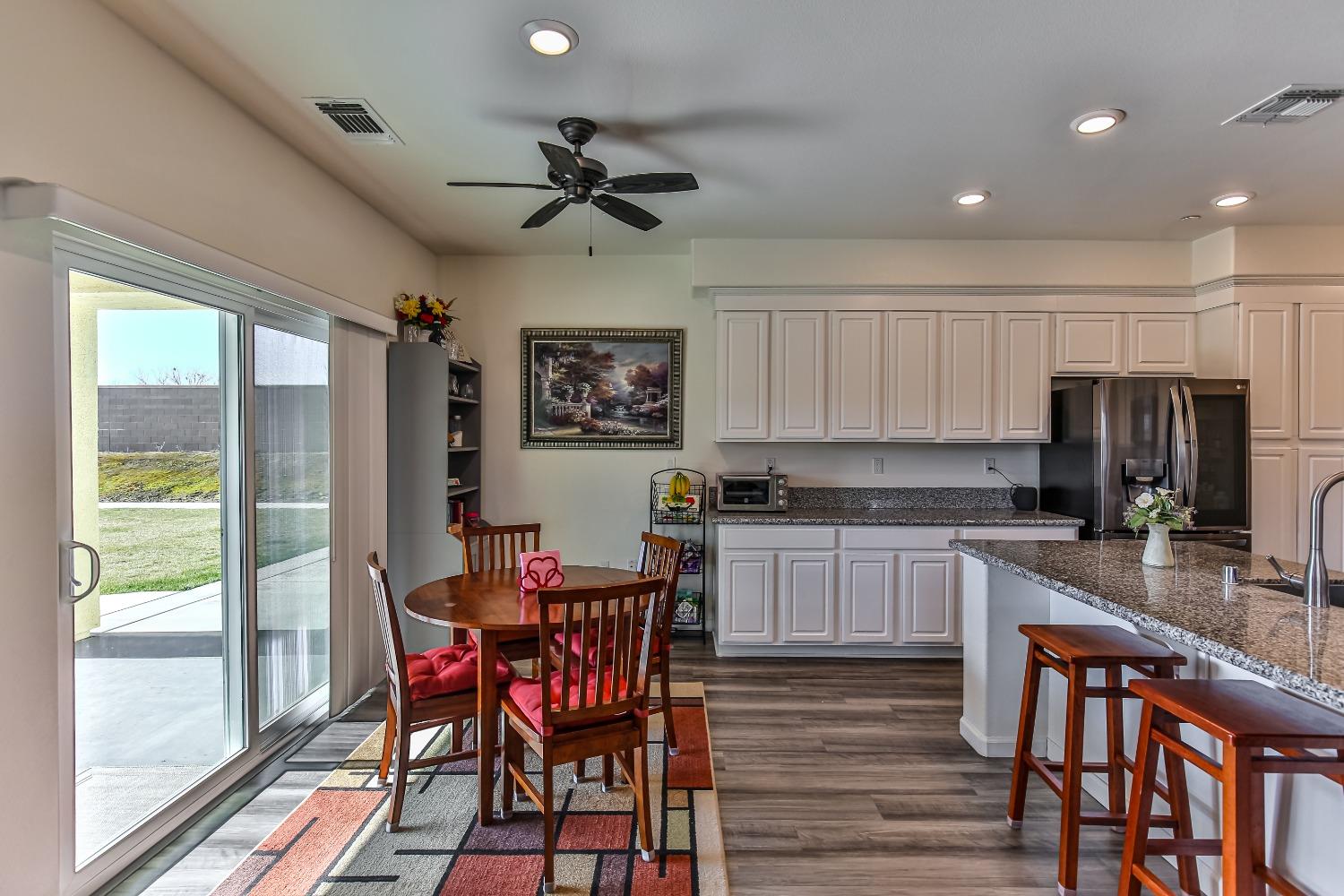 Detail Gallery Image 15 of 55 For 2008 Ellesworth Ct, Plumas Lake,  CA 95961 - 5 Beds | 3 Baths
