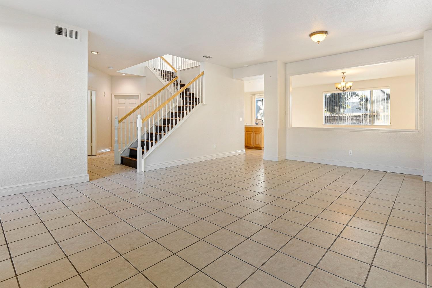 Detail Gallery Image 5 of 37 For 6541 Brook Hollow Circle, Stockton,  CA 95219 - 5 Beds | 3/1 Baths