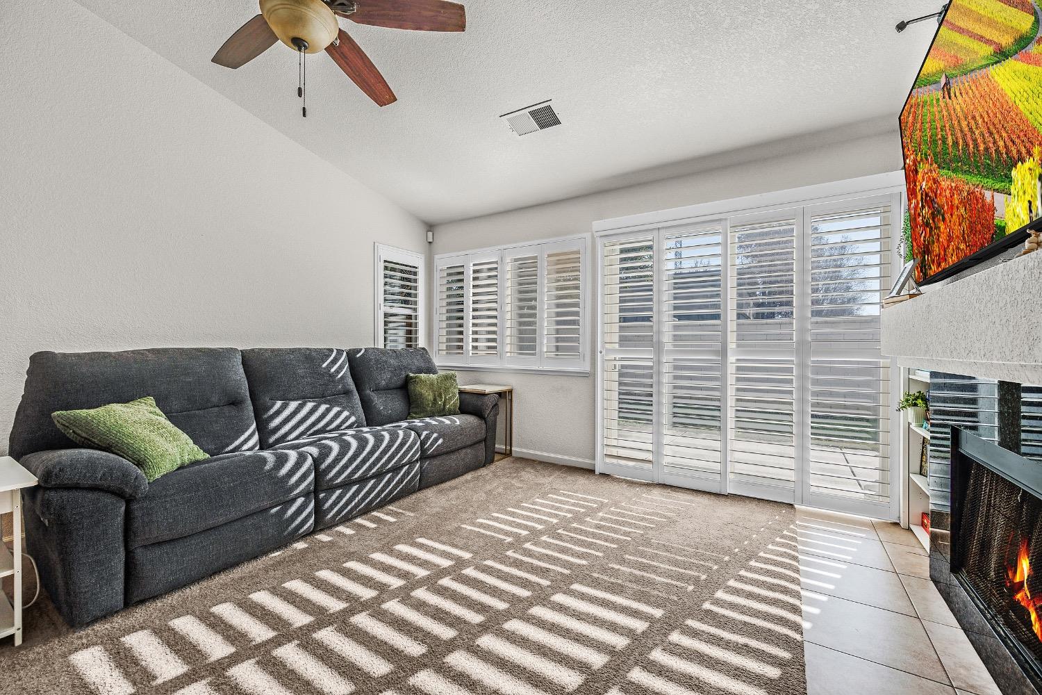 Detail Gallery Image 5 of 53 For 3646 Whispering Creek Cir, Stockton,  CA 95219 - 3 Beds | 2 Baths