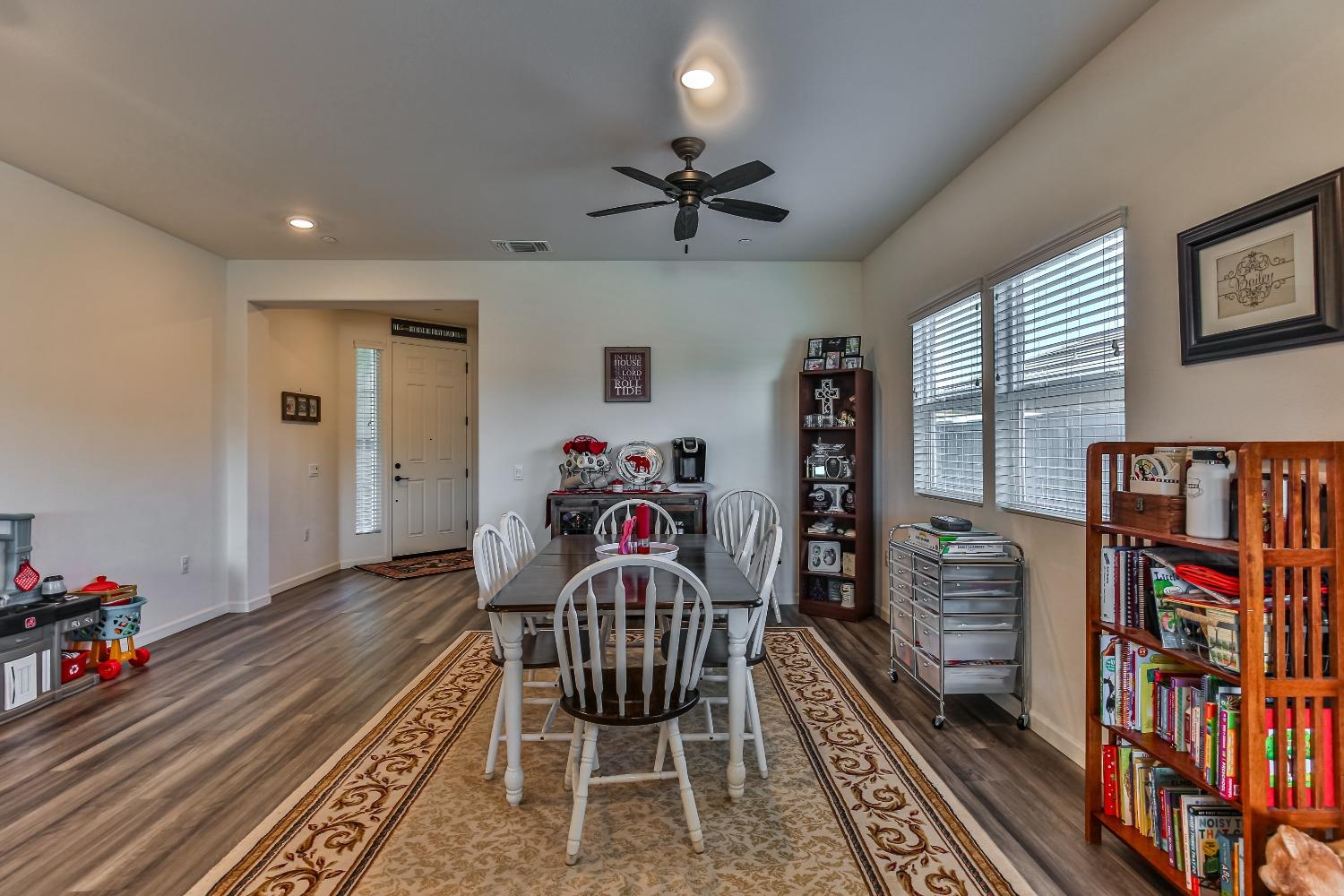 Detail Gallery Image 13 of 55 For 2008 Ellesworth Ct, Plumas Lake,  CA 95961 - 5 Beds | 3 Baths