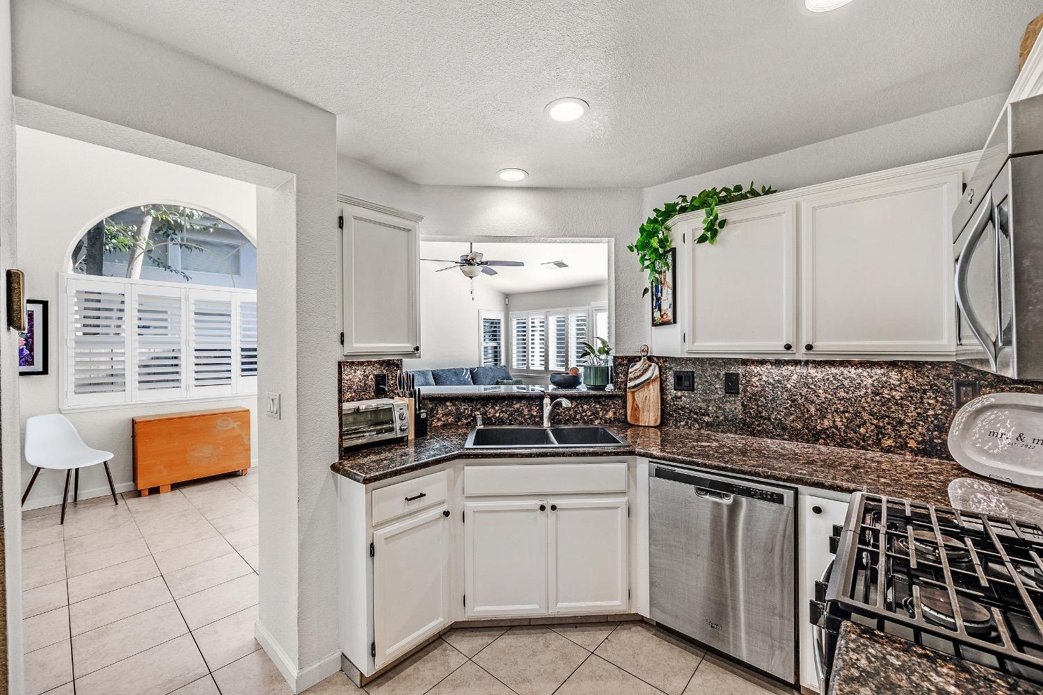 Detail Gallery Image 11 of 53 For 3646 Whispering Creek Cir, Stockton,  CA 95219 - 3 Beds | 2 Baths