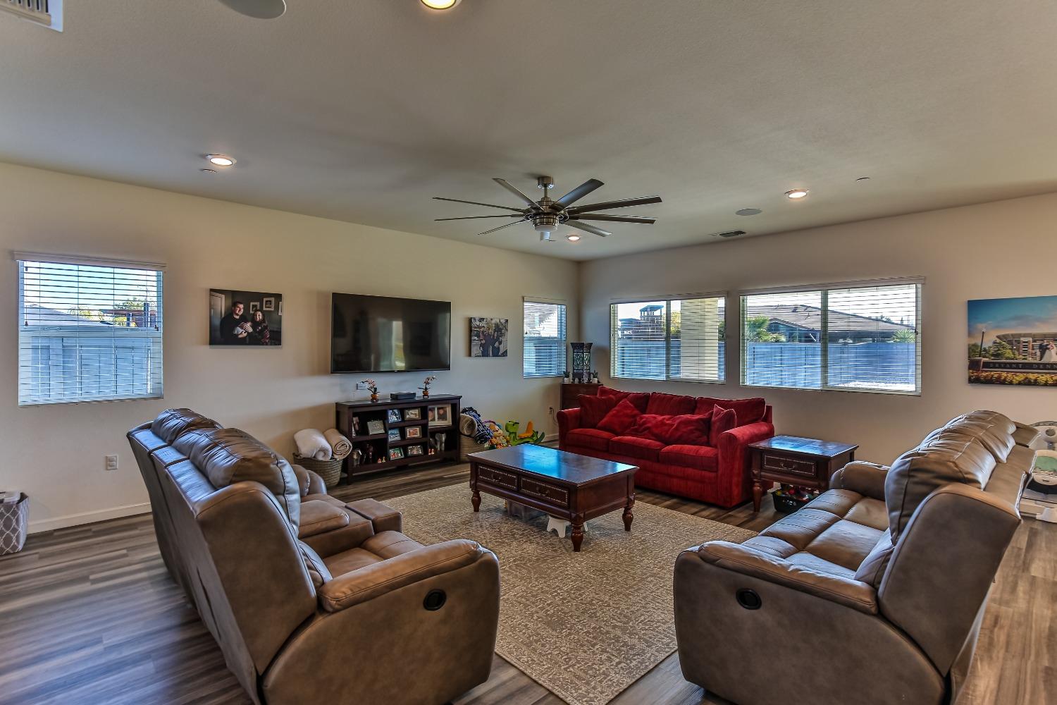 Detail Gallery Image 10 of 55 For 2008 Ellesworth Ct, Plumas Lake,  CA 95961 - 5 Beds | 3 Baths