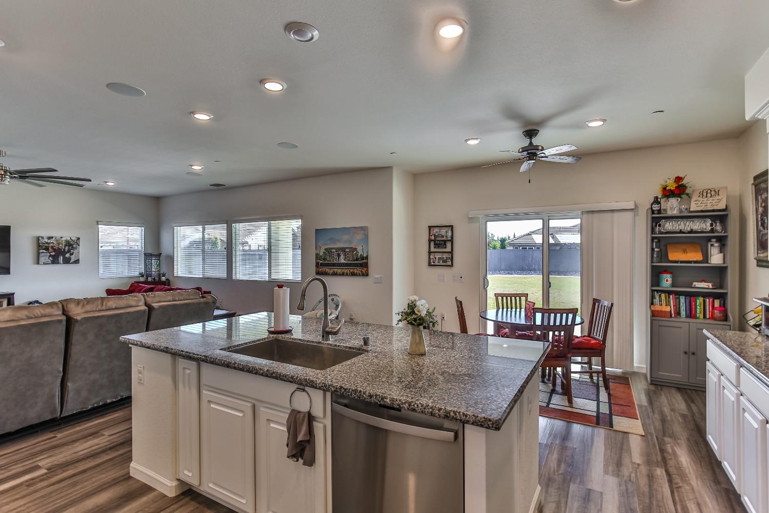 Detail Gallery Image 20 of 55 For 2008 Ellesworth Ct, Plumas Lake,  CA 95961 - 5 Beds | 3 Baths