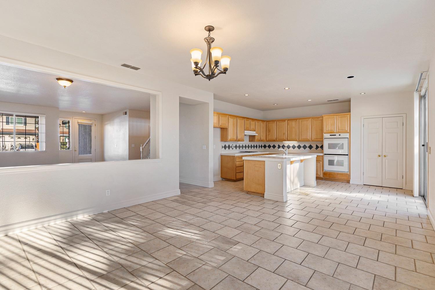 Detail Gallery Image 9 of 37 For 6541 Brook Hollow Circle, Stockton,  CA 95219 - 5 Beds | 3/1 Baths