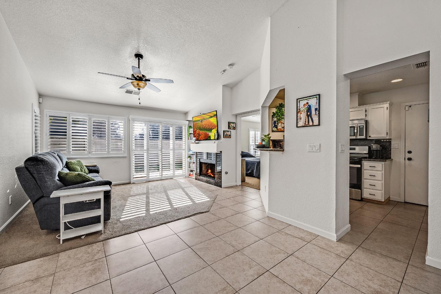 Detail Gallery Image 9 of 53 For 3646 Whispering Creek Cir, Stockton,  CA 95219 - 3 Beds | 2 Baths