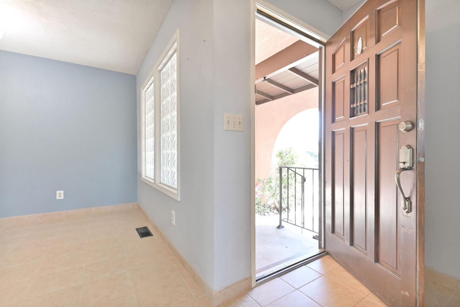 Detail Gallery Image 4 of 44 For 1413 Seville Way, Modesto,  CA 95355 - 3 Beds | 2 Baths
