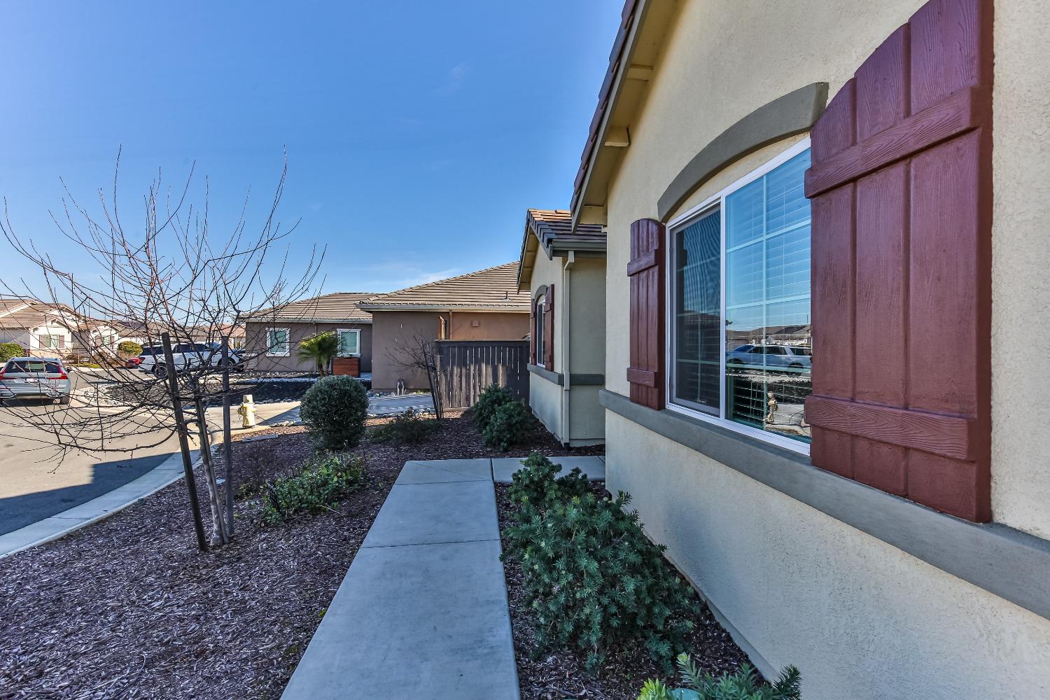 Detail Gallery Image 6 of 55 For 2008 Ellesworth Ct, Plumas Lake,  CA 95961 - 5 Beds | 3 Baths