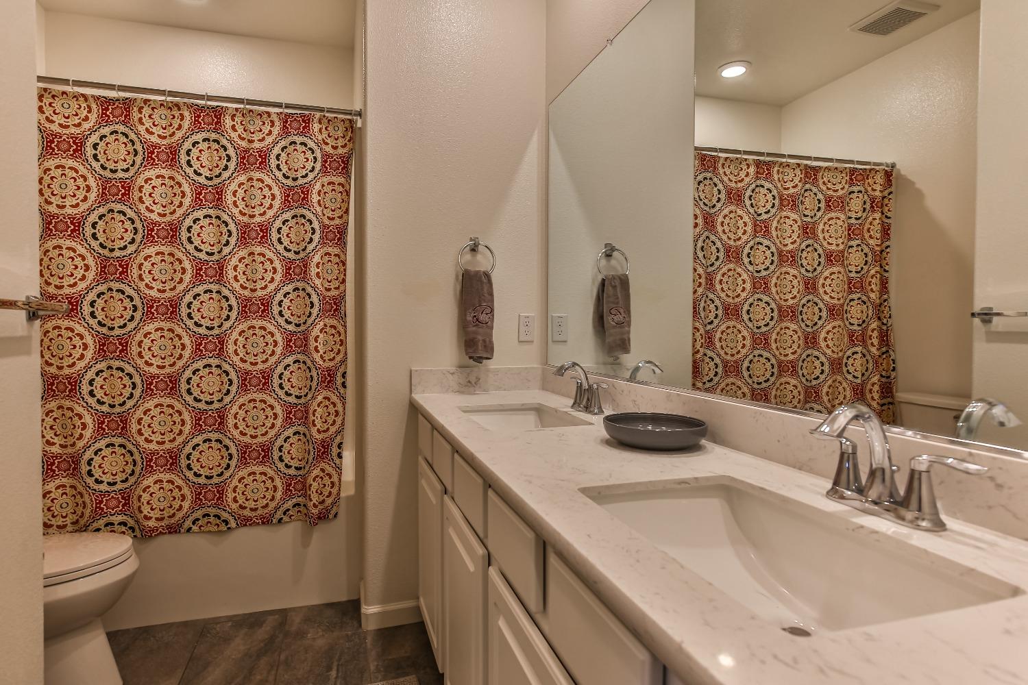 Detail Gallery Image 28 of 55 For 2008 Ellesworth Ct, Plumas Lake,  CA 95961 - 5 Beds | 3 Baths