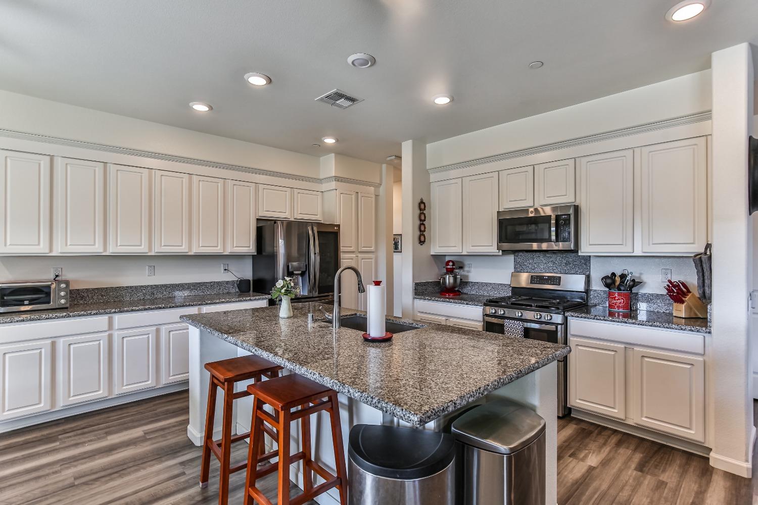 Detail Gallery Image 16 of 55 For 2008 Ellesworth Ct, Plumas Lake,  CA 95961 - 5 Beds | 3 Baths