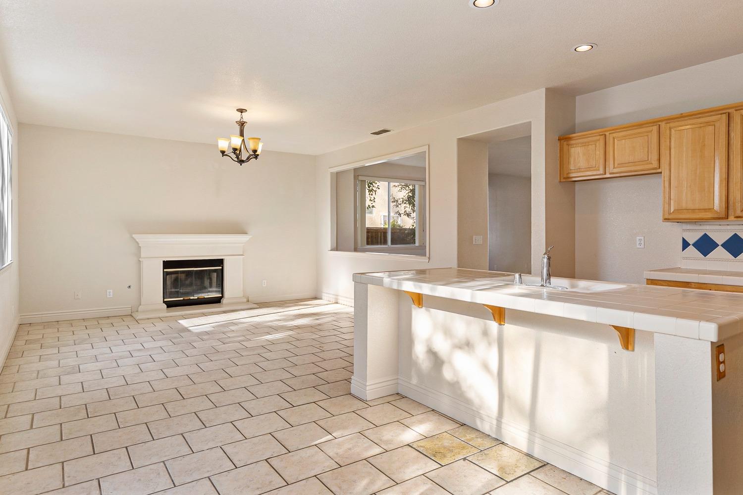 Detail Gallery Image 13 of 37 For 6541 Brook Hollow Circle, Stockton,  CA 95219 - 5 Beds | 3/1 Baths