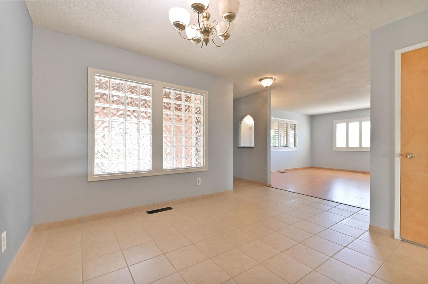 Detail Gallery Image 5 of 44 For 1413 Seville Way, Modesto,  CA 95355 - 3 Beds | 2 Baths