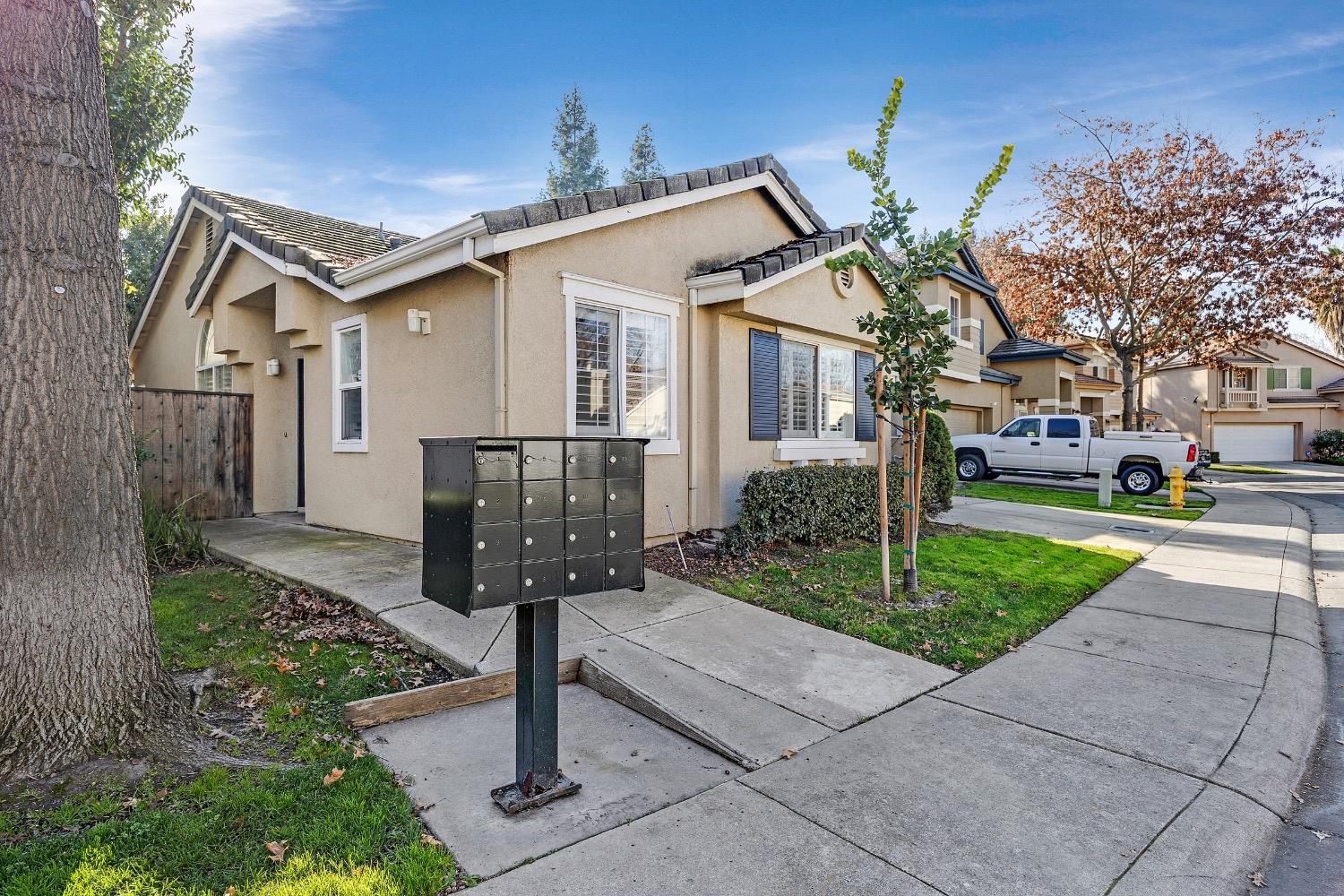 Detail Gallery Image 2 of 53 For 3646 Whispering Creek Cir, Stockton,  CA 95219 - 3 Beds | 2 Baths