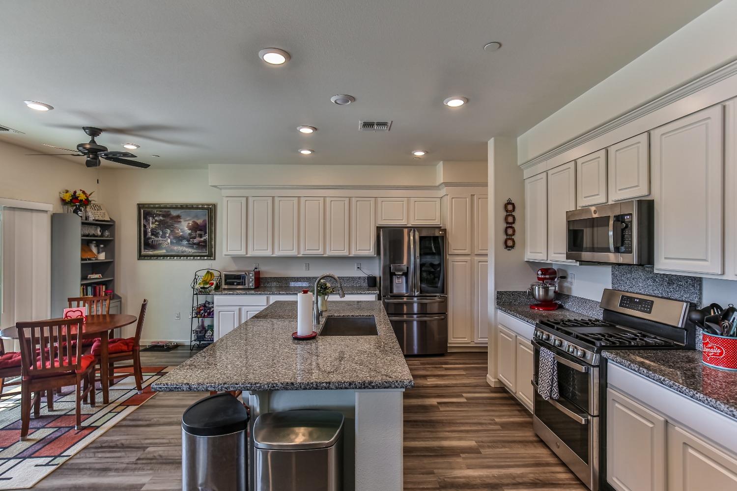 Detail Gallery Image 14 of 55 For 2008 Ellesworth Ct, Plumas Lake,  CA 95961 - 5 Beds | 3 Baths