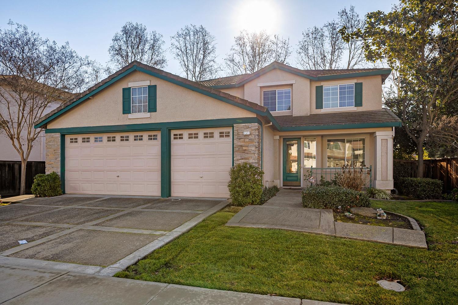 Detail Gallery Image 1 of 37 For 6541 Brook Hollow Circle, Stockton,  CA 95219 - 5 Beds | 3/1 Baths