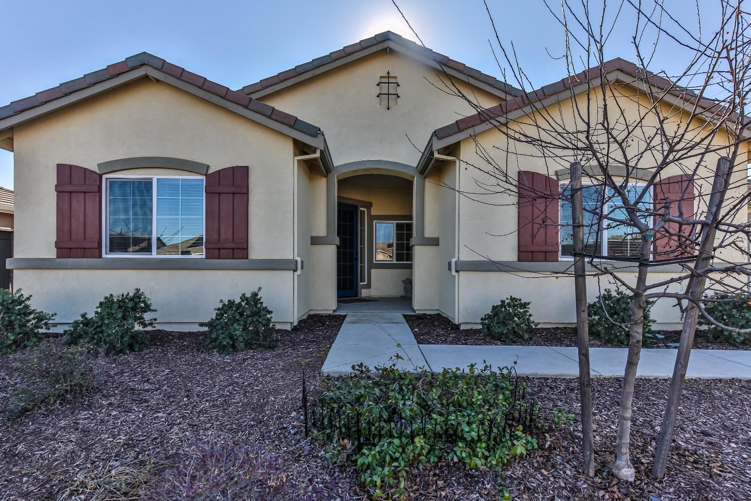 Detail Gallery Image 3 of 55 For 2008 Ellesworth Ct, Plumas Lake,  CA 95961 - 5 Beds | 3 Baths