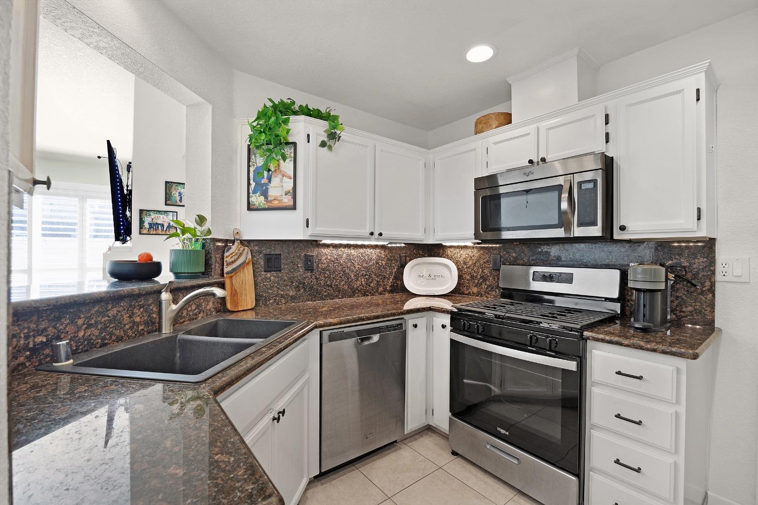 Detail Gallery Image 12 of 53 For 3646 Whispering Creek Cir, Stockton,  CA 95219 - 3 Beds | 2 Baths