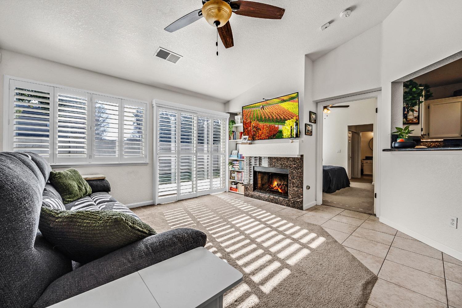 Detail Gallery Image 4 of 53 For 3646 Whispering Creek Cir, Stockton,  CA 95219 - 3 Beds | 2 Baths