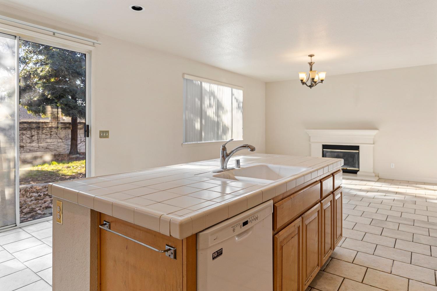 Detail Gallery Image 12 of 37 For 6541 Brook Hollow Circle, Stockton,  CA 95219 - 5 Beds | 3/1 Baths