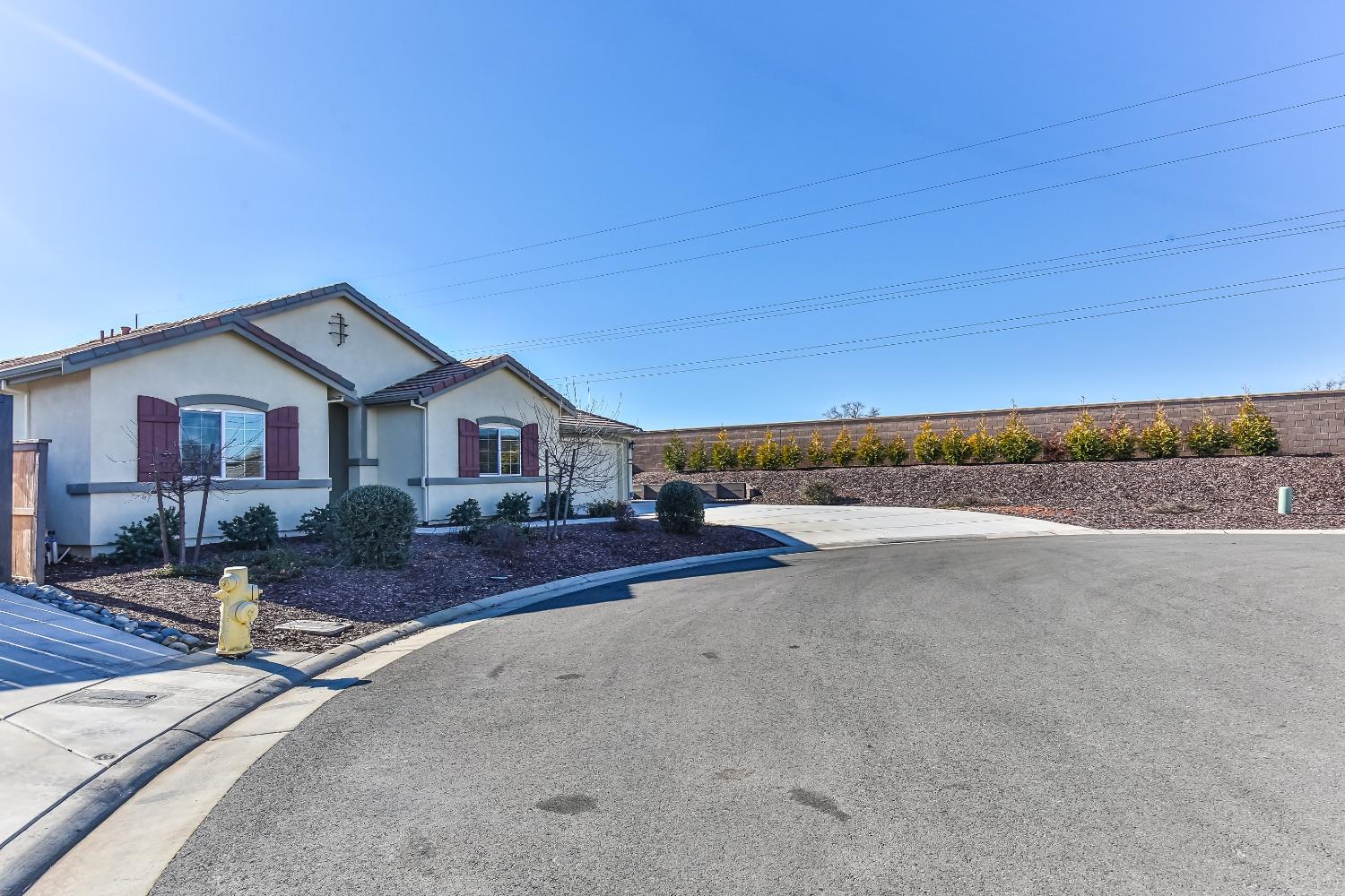 Detail Gallery Image 2 of 55 For 2008 Ellesworth Ct, Plumas Lake,  CA 95961 - 5 Beds | 3 Baths
