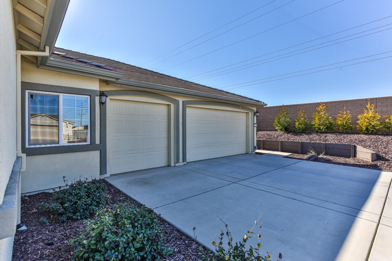 Detail Gallery Image 4 of 55 For 2008 Ellesworth Ct, Plumas Lake,  CA 95961 - 5 Beds | 3 Baths