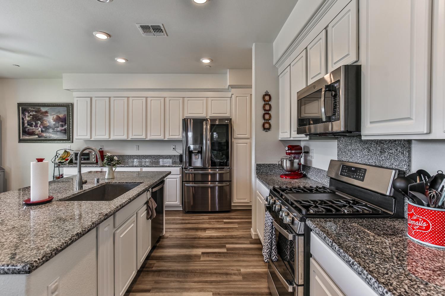 Detail Gallery Image 17 of 55 For 2008 Ellesworth Ct, Plumas Lake,  CA 95961 - 5 Beds | 3 Baths